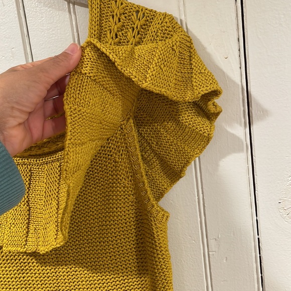 Anthropologie knitted Mustard Yellow Knit Top With Ruffle Detail in front.
Sz:M - Picture 3 of 6